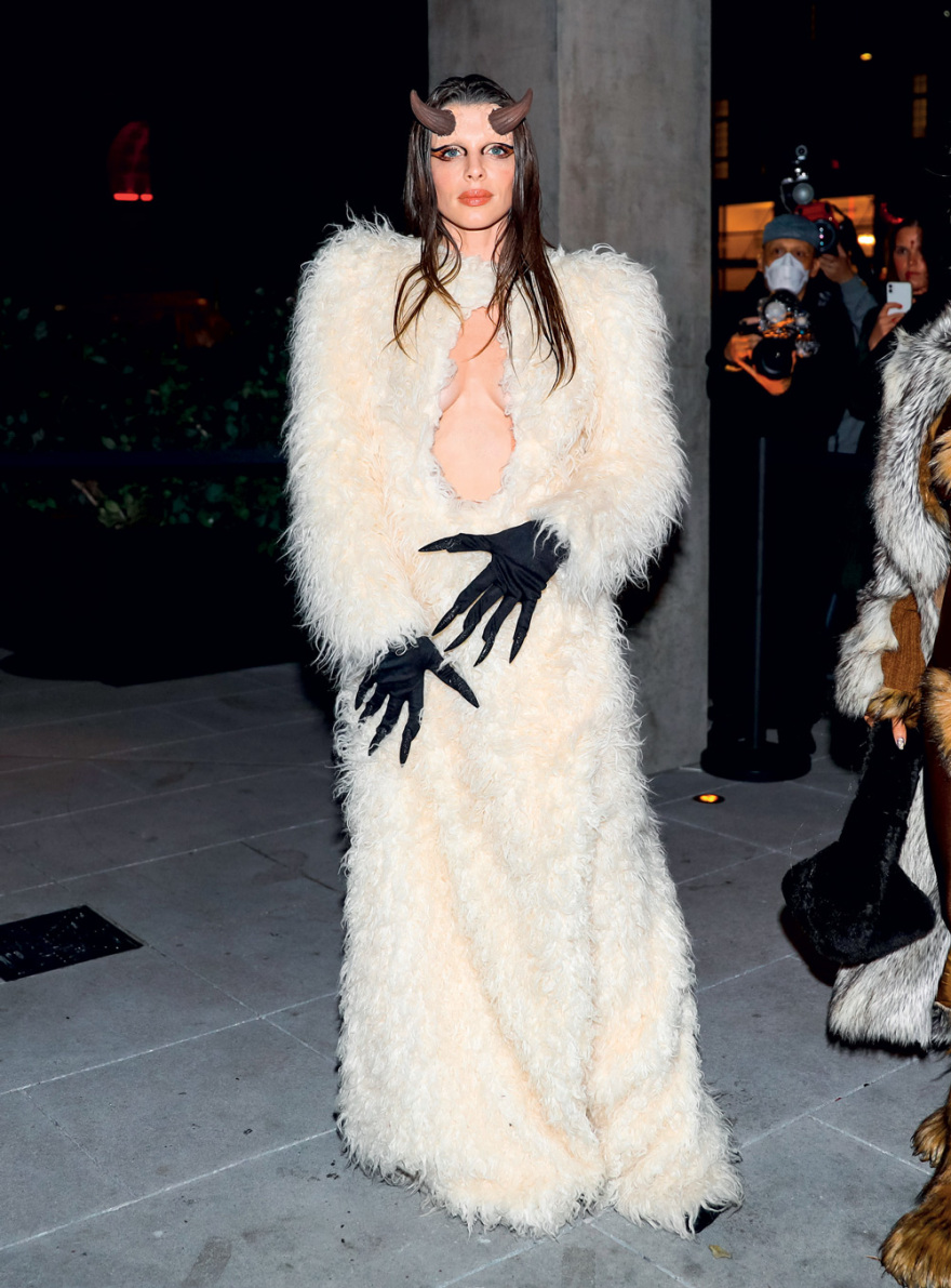 Τζούλια Φοξ:  Μαστίγωνε πελάτες ως dominatrix και τώρα παίρνει συνεντεύξεις από εγκληματίες και απόκληρους