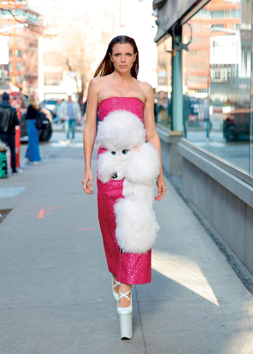 Τζούλια Φοξ:  Μαστίγωνε πελάτες ως dominatrix και τώρα παίρνει συνεντεύξεις από εγκληματίες και απόκληρους