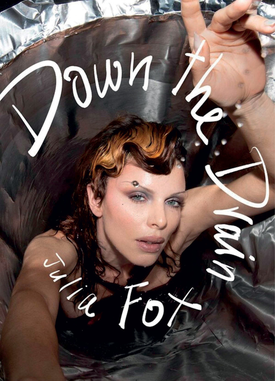 Τζούλια Φοξ:  Μαστίγωνε πελάτες ως dominatrix και τώρα παίρνει συνεντεύξεις από εγκληματίες και απόκληρους