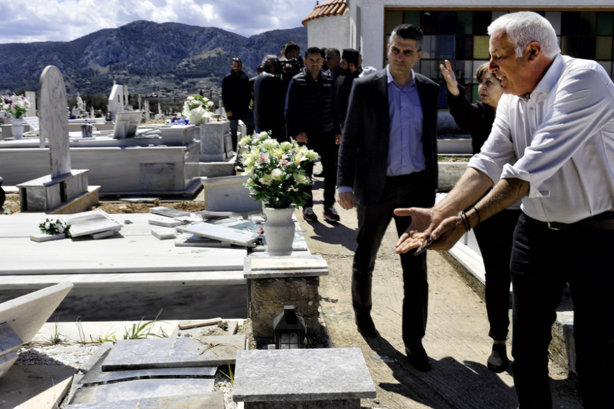 Κορινθία: Αγανακτισμένοι οι κάτοικοι των Εξαμιλίων μετά τους βανδαλισμούς στο νεκροταφείο - Δείτε φωτογραφίες