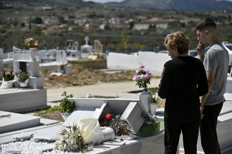 Κορινθία: Αγανακτισμένοι οι κάτοικοι των Εξαμιλίων μετά τους βανδαλισμούς στο νεκροταφείο - Δείτε φωτογραφίες