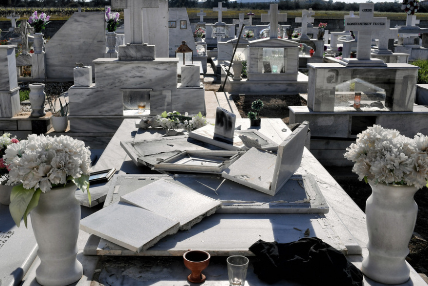 Κορινθία: Αγανακτισμένοι οι κάτοικοι των Εξαμιλίων μετά τους βανδαλισμούς στο νεκροταφείο - Δείτε φωτογραφίες