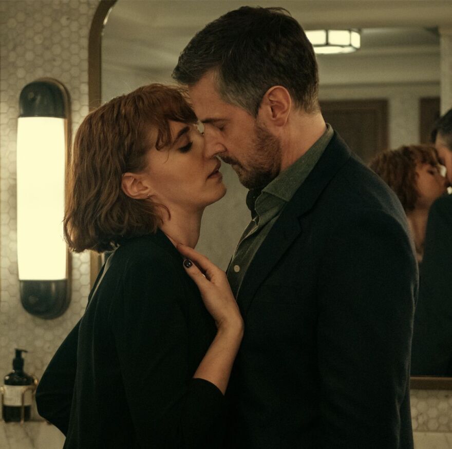 Τσάρλι Μέρφι: «Γέμισα μελανιές στα γυρίσματα των ερωτικών σκηνών» αποκάλυψε η πρωταγωνίστρια της νέας σειράς του Netflix