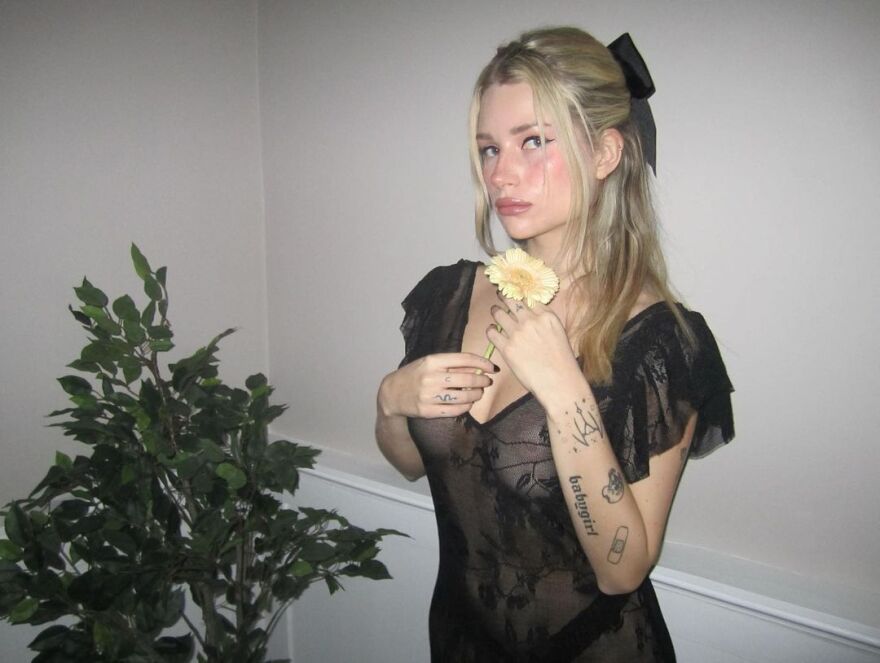 Λότι Μος: Με διάφανο φόρεμα και... χωρίς σουτιέν στο Instagram 