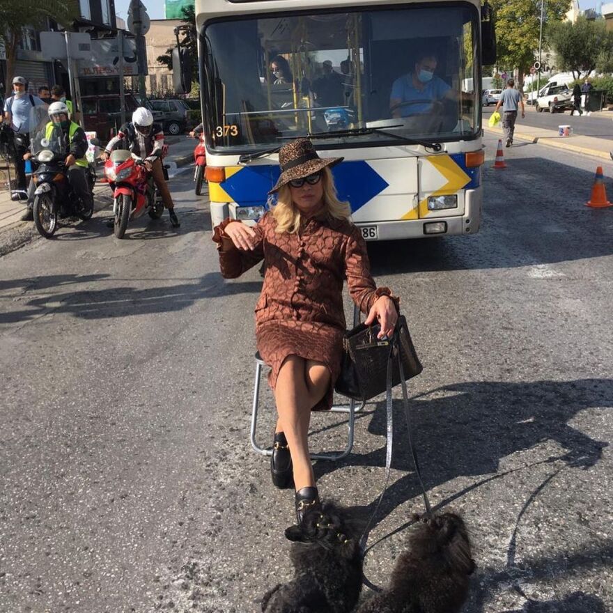 Λάκης Γαβαλάς: Ντύθηκε... drag queen και φωτογραφήθηκε μέσα στη μέση του δρόμου