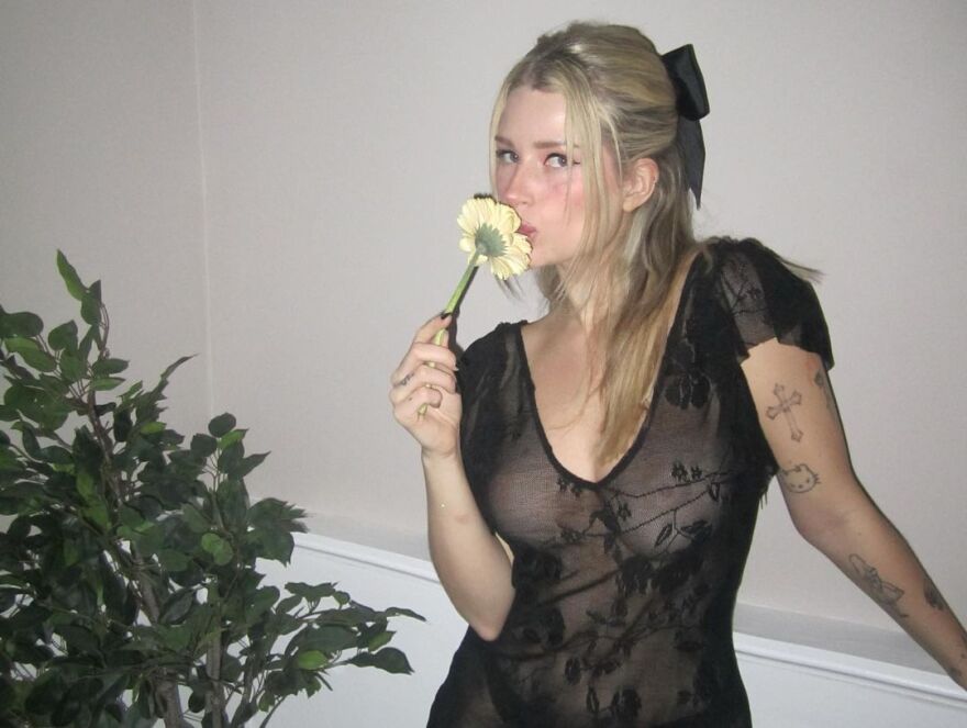 Λότι Μος: Με διάφανο φόρεμα και... χωρίς σουτιέν στο Instagram 