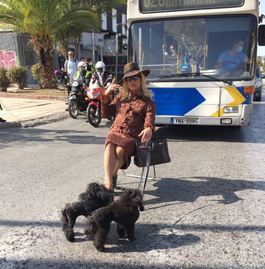 Λάκης Γαβαλάς: Ντύθηκε... drag queen και φωτογραφήθηκε μέσα στη μέση του δρόμου