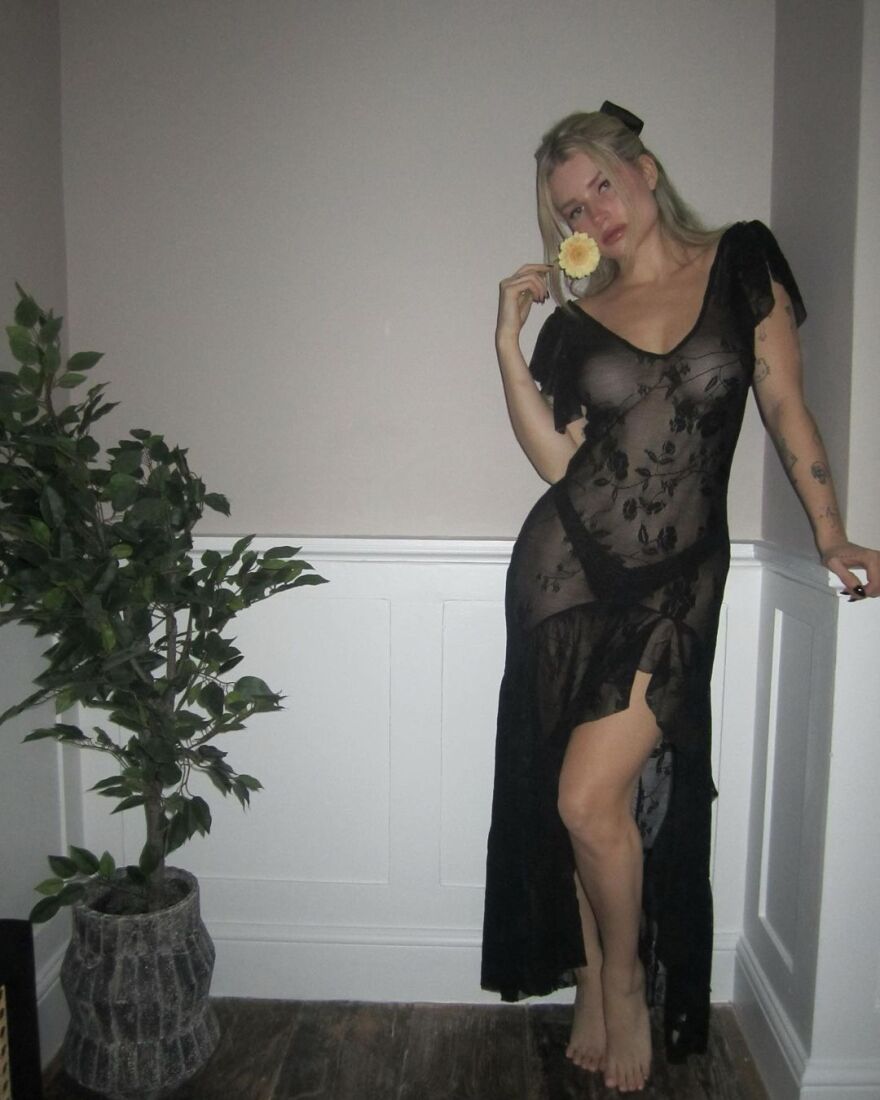 Λότι Μος: Με διάφανο φόρεμα και... χωρίς σουτιέν στο Instagram 