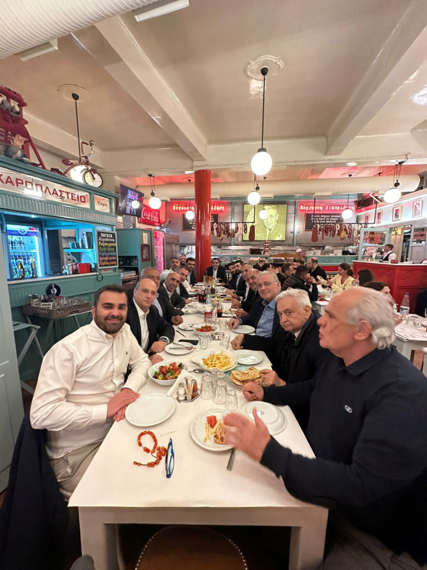 ΟΝΝΕΔ: Τραπέζι των παλαιών προέδρων της «γαλάζιας» Νεολαίας μετά την συνεδρίαση της Π.Ε της ΝΔ