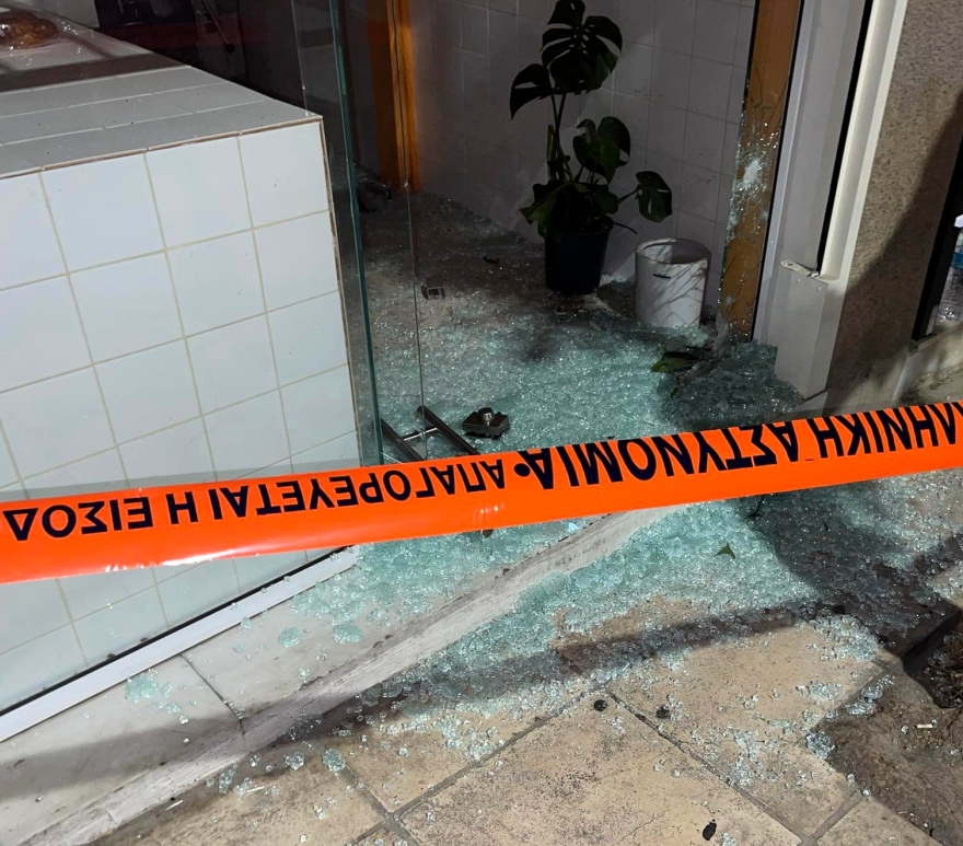 Έκρηξη σε ζαχαροπλαστείο στο Παγκράτι - Άγνωστοι πέταξαν χειροβομβίδα (φωτογραφίες)