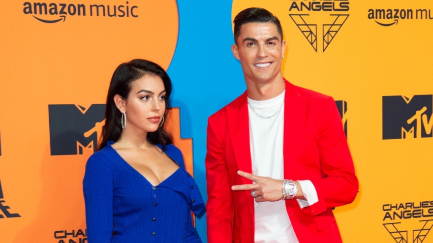 Κριστιάνο Ρονάλντο: Φιλάει δημόσια τη Ροντρίγκεζ για να πείσει ότι δεν υπάρχει κρίση στη σχέση τους 