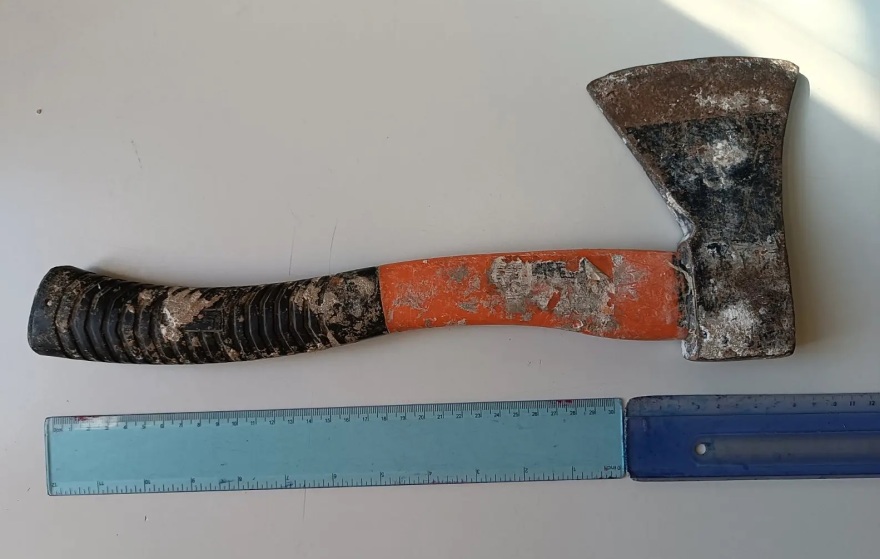 Ρόδος: Οδηγός χωρίς δίπλωμα αλλά με... τσεκούρι επιτέθηκε σε αστυνομικούς