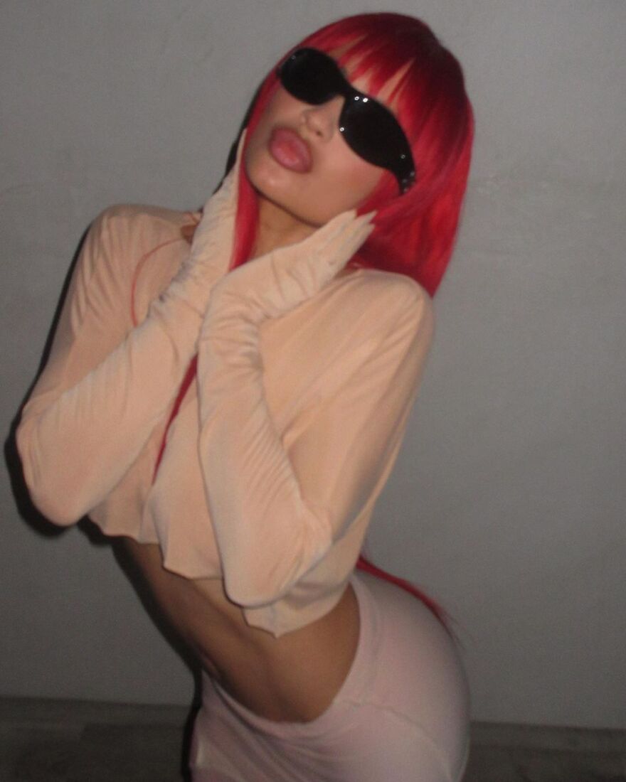 Κάιλι Τζένερ: Ποζάρει με κατακόκκινη περούκα και «σπάει» ρεκόρ από likes στο Instagram