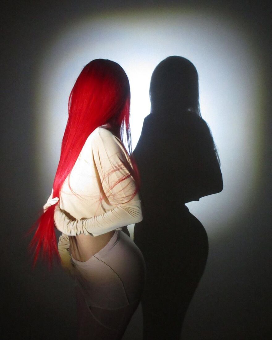 Κάιλι Τζένερ: Ποζάρει με κατακόκκινη περούκα και «σπάει» ρεκόρ από likes στο Instagram