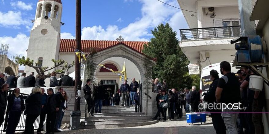 Ηράκλειο: Οδύνη στο τελευταίο «αντίο» στον 24χρονο Γιάννη που σκοτώθηκε σε τροχαίο (φωτογραφίες)