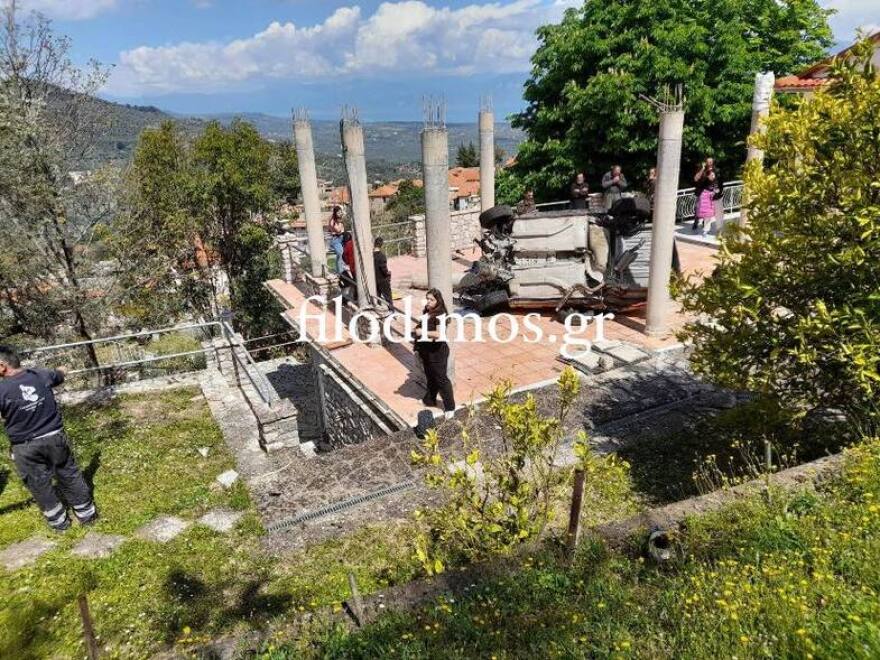 Αίγιο: Αγωνιστικό αυτοκίνητο βγήκε εκτός δρόμου και έπεσε σε αυλή σπιτιού - Δύο τραυματίες