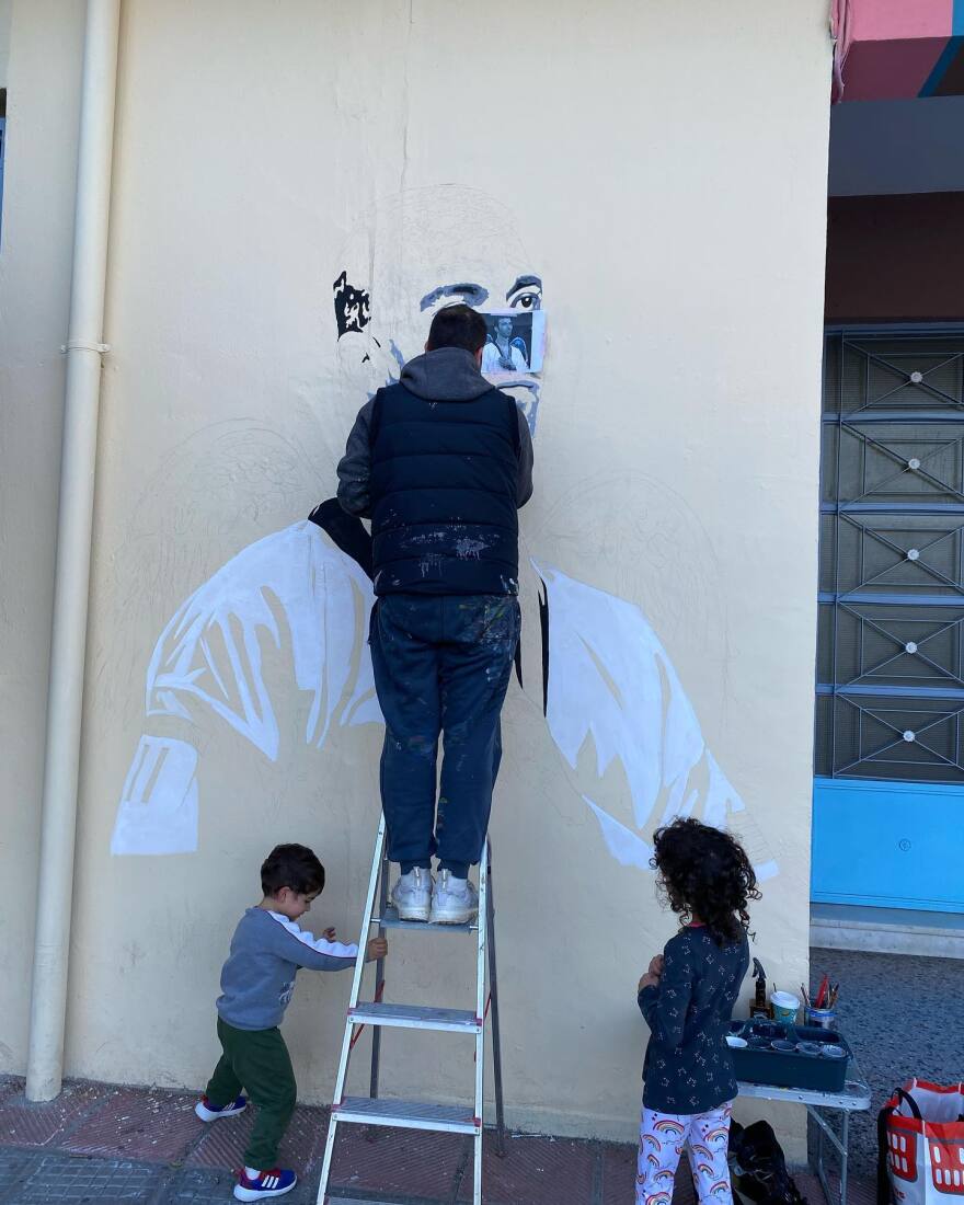 Σταυρούπολη: Ο Αλέξανδρος Νικολαΐδης σε γκράφιτι με... φτερά αγγέλου - Δείτε φωτογραφίες