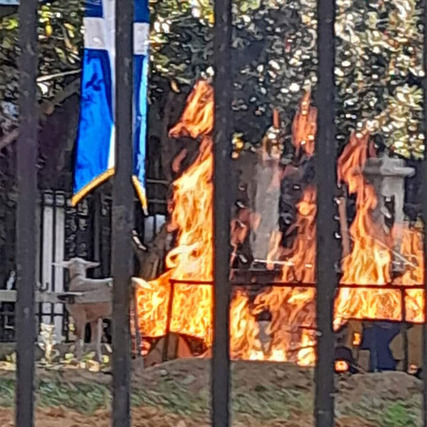 Κερατσίνι: Πήγαν αρνάκι για σφαγή σε εκκλησία - Έστησαν ψησταριές και άναψαν φωτιές (βίντεο)