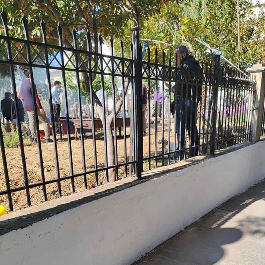 Κερατσίνι: Πήγαν αρνάκι για σφαγή σε εκκλησία - Έστησαν ψησταριές και άναψαν φωτιές (βίντεο)