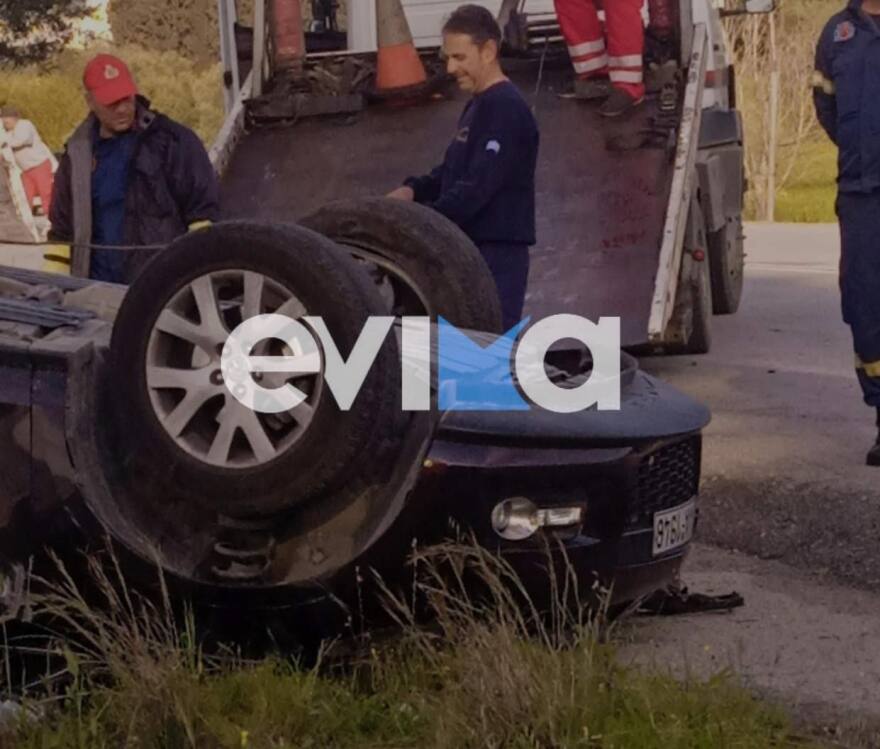 Σφοδρή σύγκρουση δύο ΙΧ στην Ερέτρια - Αναποδογύρισε το ένα, στην παραλία έφτασε το άλλο - Φωτογραφίες