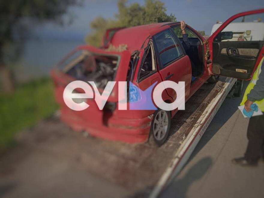 Σφοδρή σύγκρουση δύο ΙΧ στην Ερέτρια - Αναποδογύρισε το ένα, στην παραλία έφτασε το άλλο - Φωτογραφίες