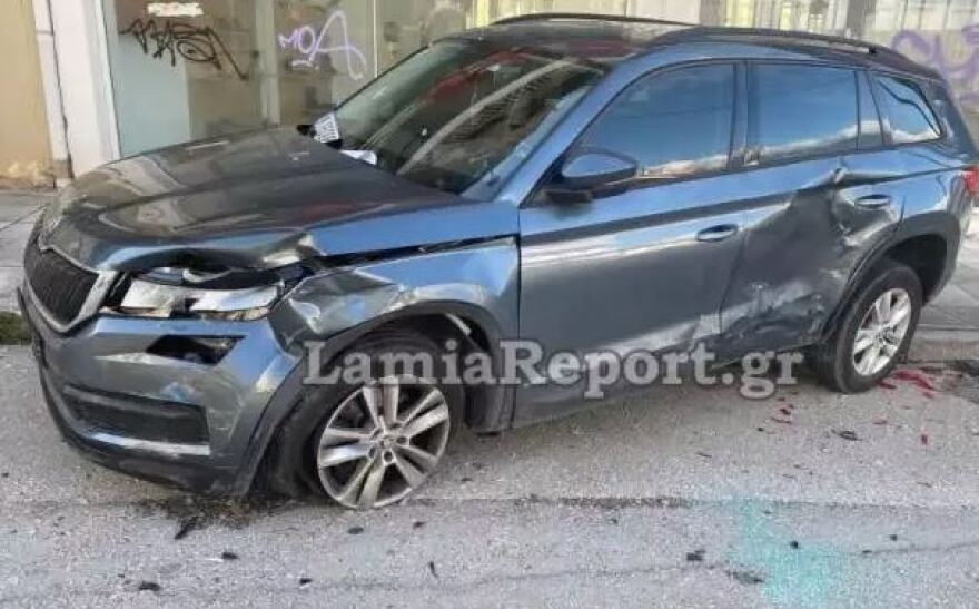 Λαμία: To βίντεο με την τρελή πορεία αυτοκίνητου που έπεσε σε δυο σταθμευμένα οχήματα