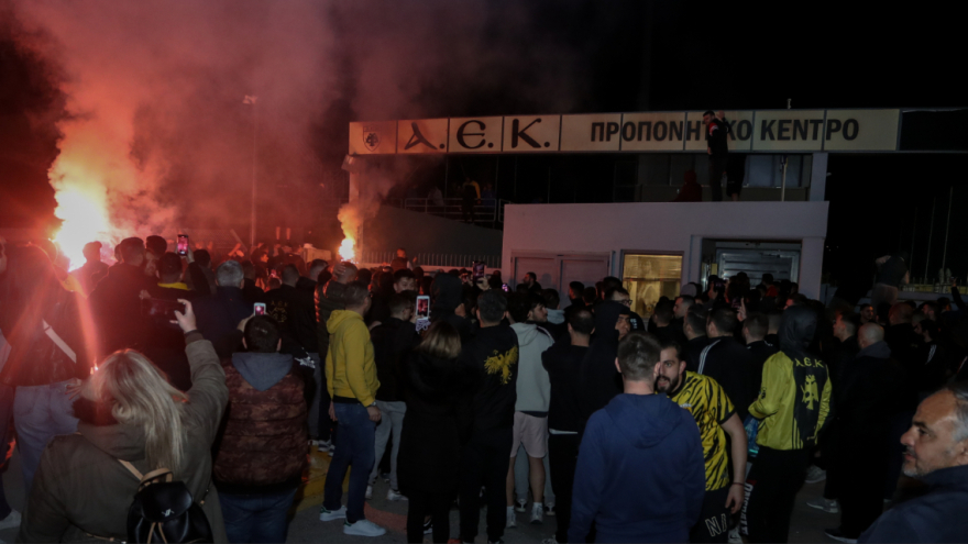 ΑΕΚ: Πάρτι των οπαδών μέχρι τα Σπάτα μετά το «διπλό» στο Καραϊσκάκη