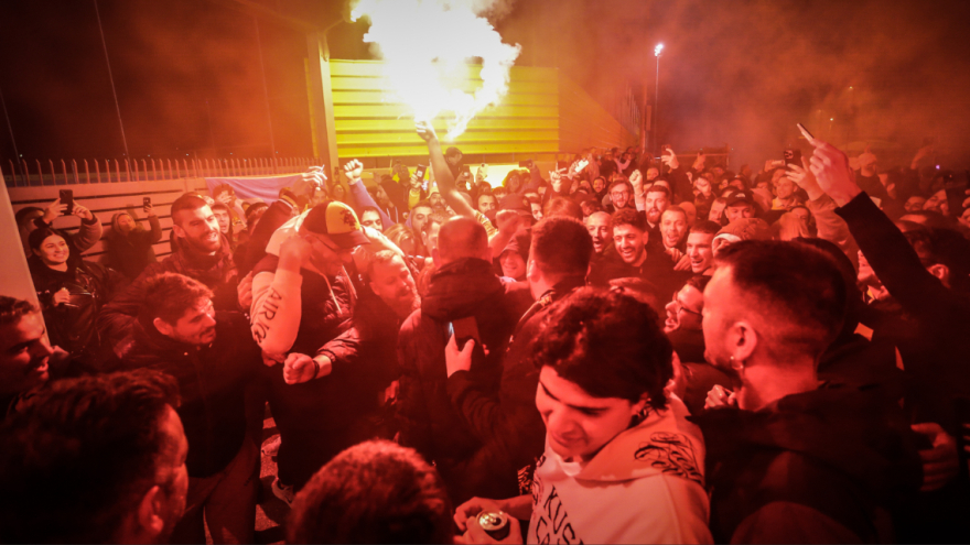 ΑΕΚ: Πάρτι των οπαδών μέχρι τα Σπάτα μετά το «διπλό» στο Καραϊσκάκη