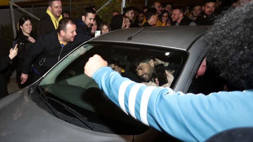 ΑΕΚ: Πάρτι των οπαδών μέχρι τα Σπάτα μετά το «διπλό» στο Καραϊσκάκη