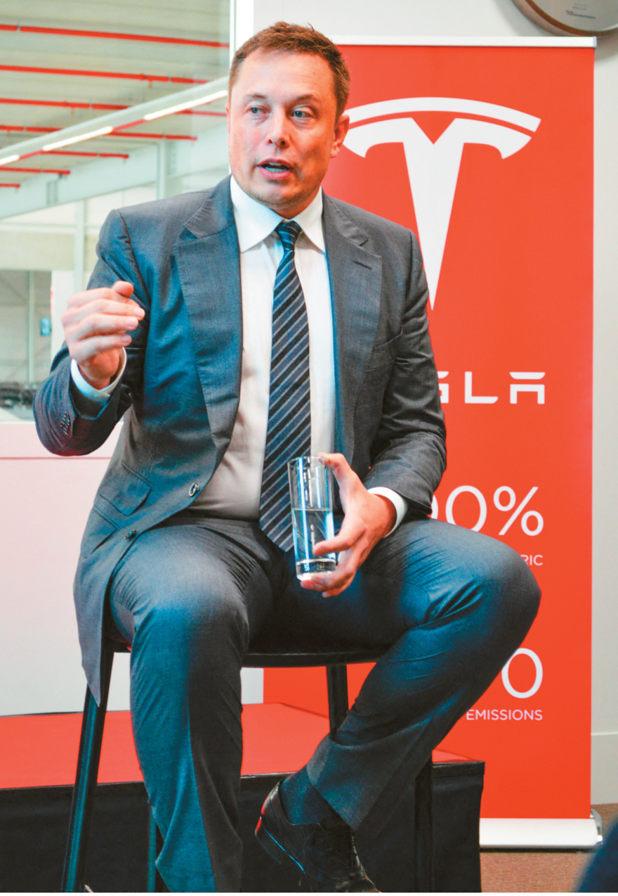 Ποιος είναι ο μηχανολόγος Κώστας Λακαφώσης που αποκάλυψε γιατί τρακάρουν τα Tesla μόνα τους 