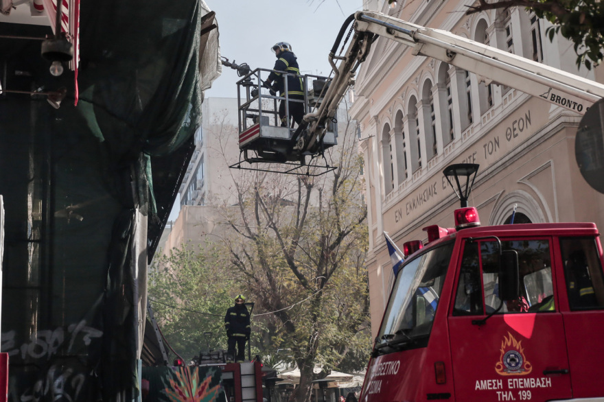 Φωτιά σε εγκαταλελειμμένο κτήριο στο κέντρο της Αθήνας - Δείτε βίντεο