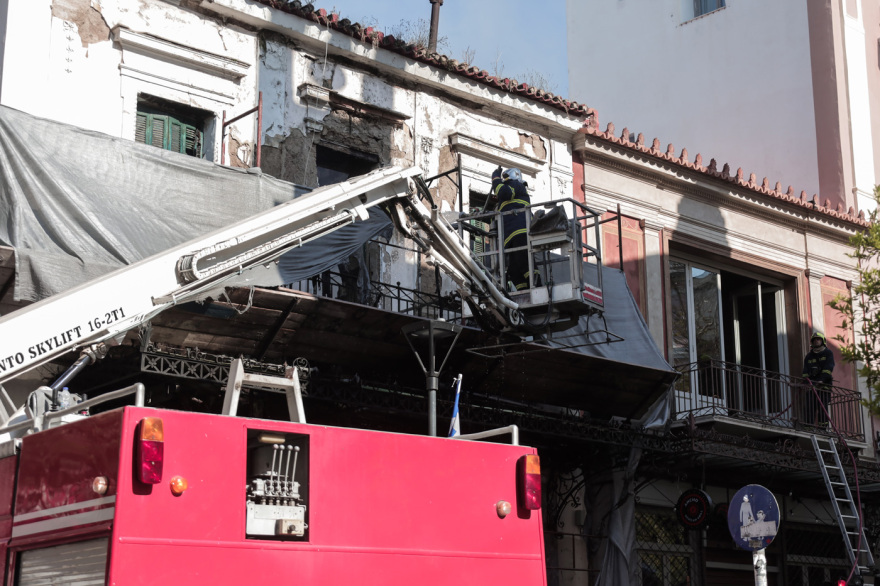 Φωτιά σε εγκαταλελειμμένο κτήριο στο κέντρο της Αθήνας - Δείτε βίντεο