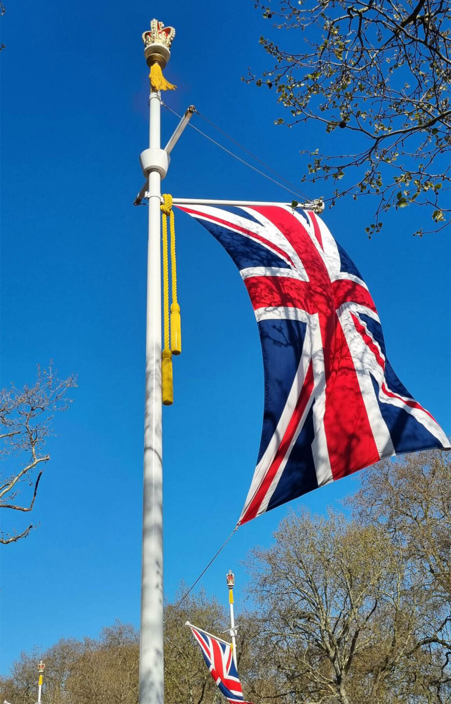 Βρετανία: Γέμισαν με «mini στέμματα» τους δρόμους του Λονδίνου για την στέψη του Κάρολου και της Καμίλα