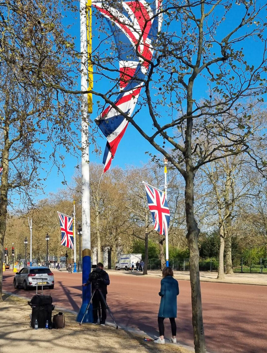 Βρετανία: Γέμισαν με «mini στέμματα» τους δρόμους του Λονδίνου για την στέψη του Κάρολου και της Καμίλα