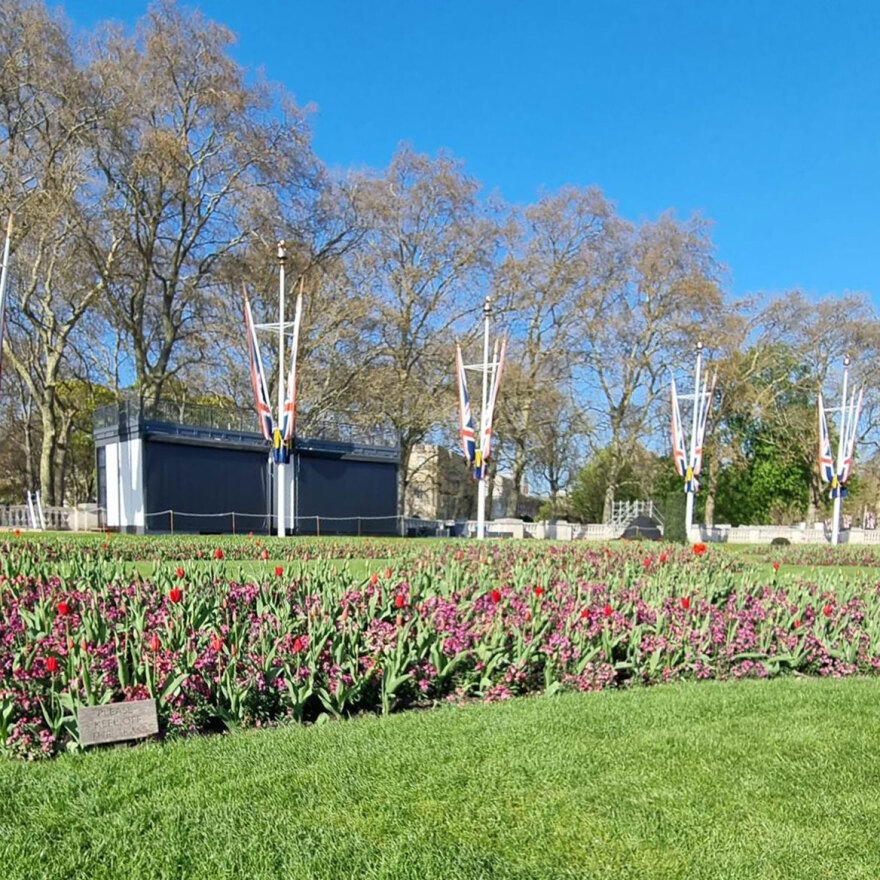 Βρετανία: Γέμισαν με «mini στέμματα» τους δρόμους του Λονδίνου για την στέψη του Κάρολου και της Καμίλα