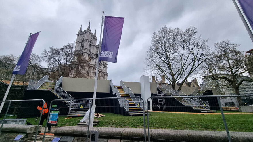 Βρετανία: Γέμισαν με «mini στέμματα» τους δρόμους του Λονδίνου για την στέψη του Κάρολου και της Καμίλα