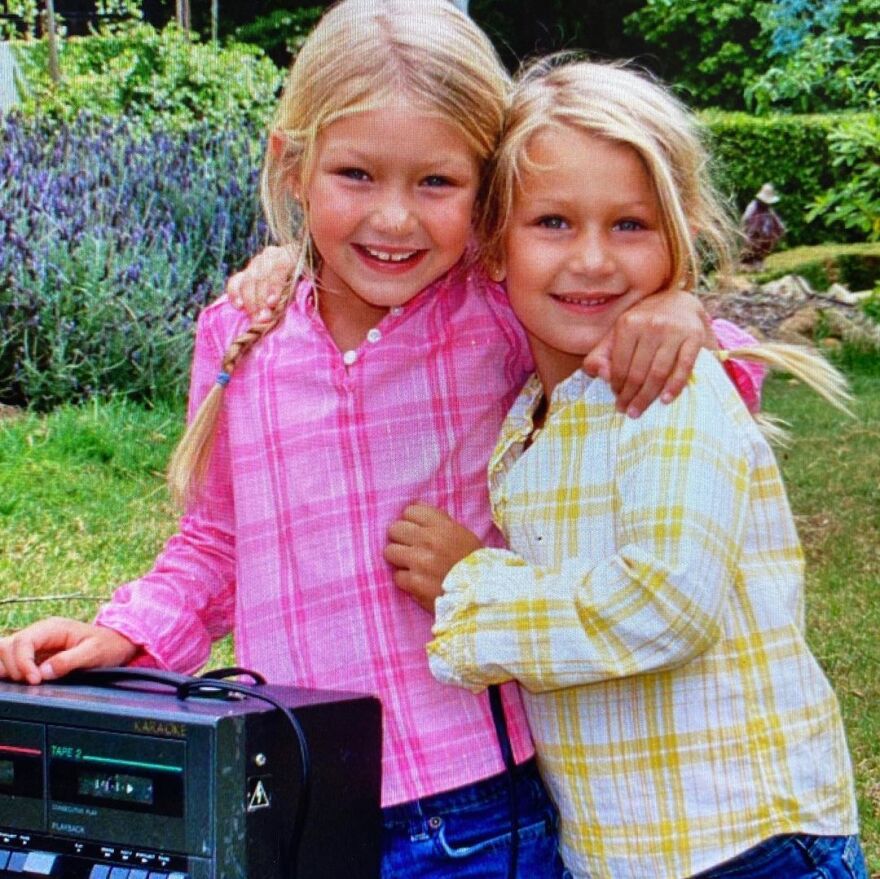 Μπέλα και Τζίτζι Χαντίντ: Έτσι έμοιαζαν όταν ήταν μικρές - Δείτε φωτογραφίες