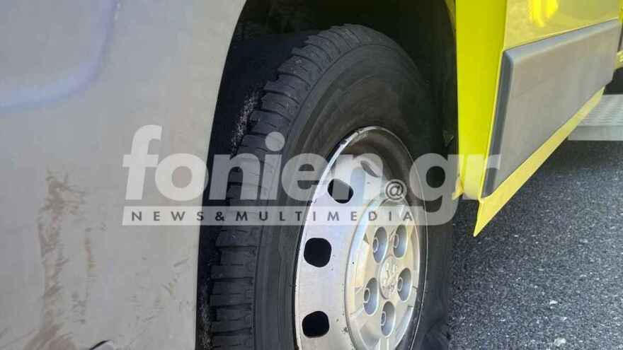 Κρήτη: Ξεκόλλησε το... λάστιχο από ασθενοφόρο του ΕΚΑΒ που μετέφερε διασωληνωμένο νεογέννητο - Δείτε φωτογραφίες