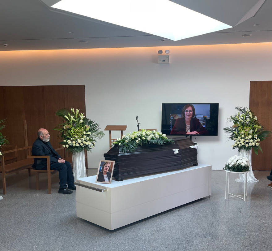 Μυρσίνη Ζορμπά: Με τραγούδια την «αποχαιρέτησαν» στο Aποτεφρωτήριο Ριτσώνας