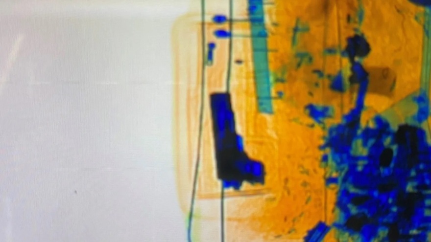 Αυστραλία: Αμερικανίδα έκρυβε στις αποσκευές της «χρυσό» όπλο 24 καρατίων στο αεροδρόμιο του Σίδνεϊ