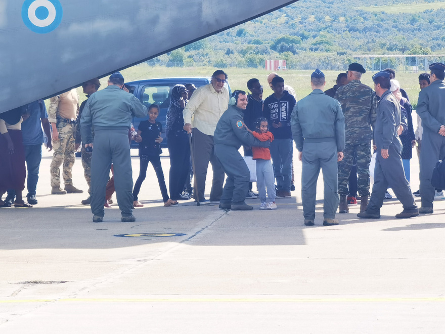 Σουδάν: Έλληνες, Κύπριοι, Ρουμάνοι και Φινλανδοί έφτασαν στην Τανάγρα με το C-27 (βίντεο + φωτογραφίες)