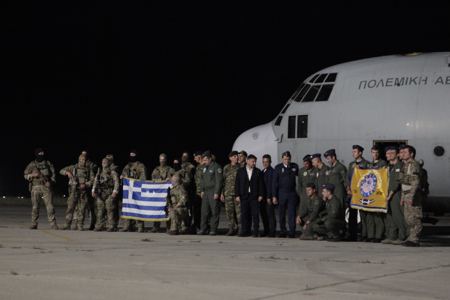 Σουδάν: Στην Ελευσίνα το C-130 με 39 απεγκλωβισμένους - Στο πλευρό τους ο Μητσοτάκης