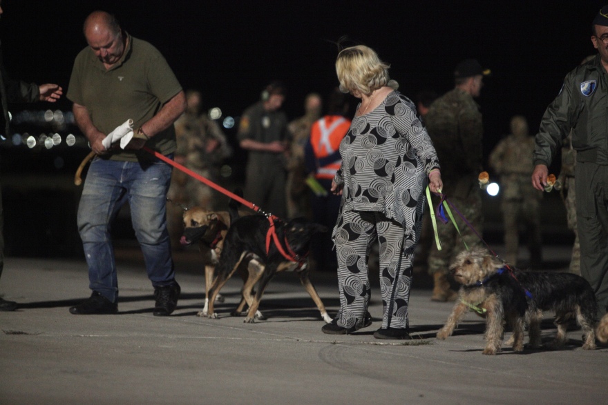 Σουδάν: Στην Ελευσίνα το C-130 με 39 απεγκλωβισμένους - Στο πλευρό τους ο Μητσοτάκης