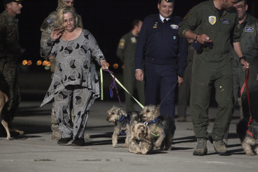 Σουδάν: Στην Ελευσίνα το C-130 με 39 απεγκλωβισμένους - Στο πλευρό τους ο Μητσοτάκης