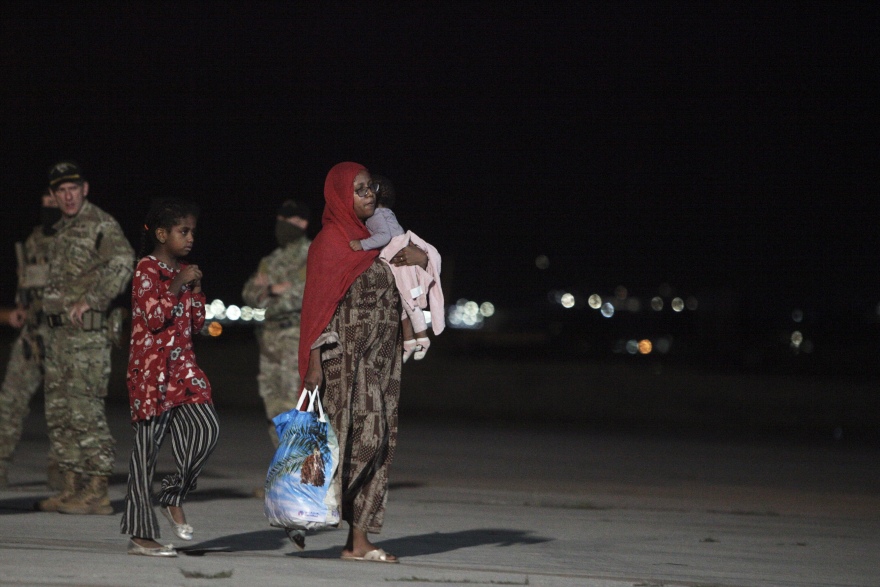 Σουδάν: Στην Ελευσίνα το C-130 με 39 απεγκλωβισμένους - Στο πλευρό τους ο Μητσοτάκης