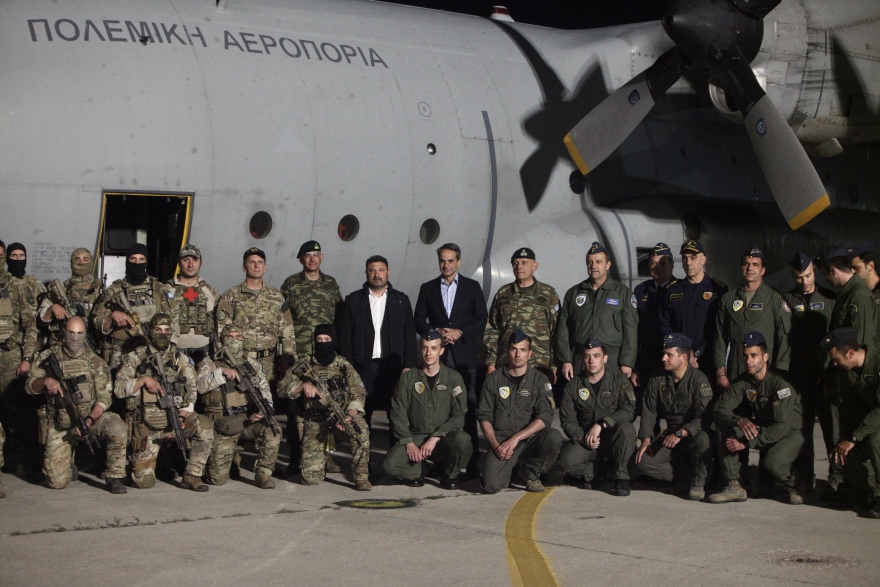 Σουδάν: Στην Ελευσίνα το C-130 με 39 απεγκλωβισμένους - Στο πλευρό τους ο Μητσοτάκης
