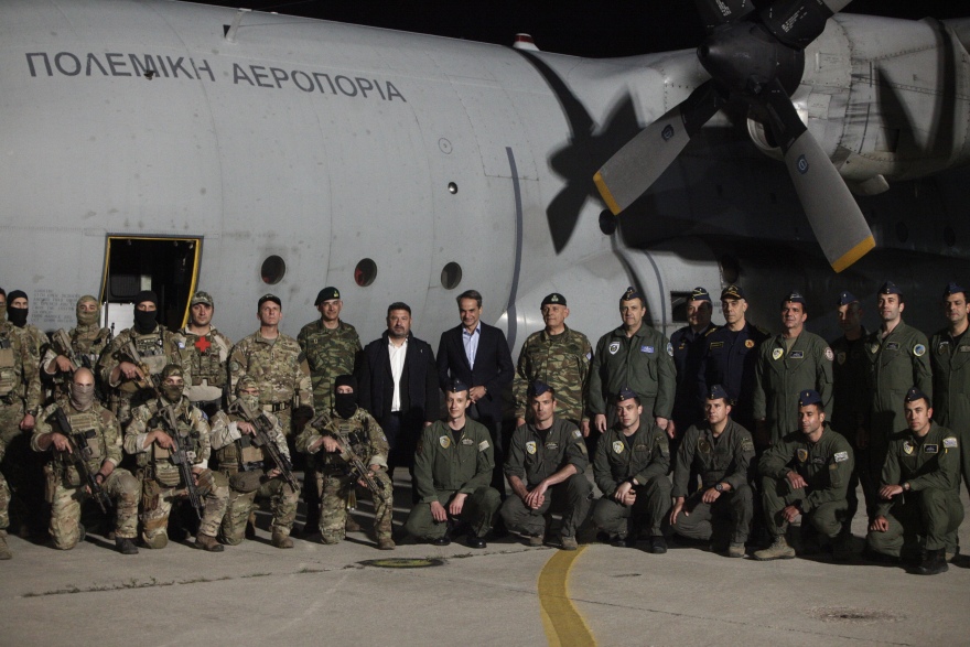 Σουδάν: Στην Ελευσίνα το C-130 με 39 απεγκλωβισμένους - Στο πλευρό τους ο Μητσοτάκης