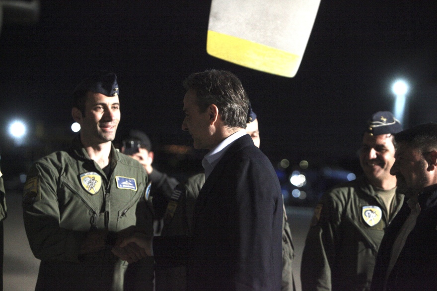 Σουδάν: Στην Ελευσίνα το C-130 με 39 απεγκλωβισμένους - Στο πλευρό τους ο Μητσοτάκης