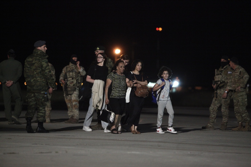 Σουδάν: Στην Ελευσίνα το C-130 με 39 απεγκλωβισμένους - Στο πλευρό τους ο Μητσοτάκης