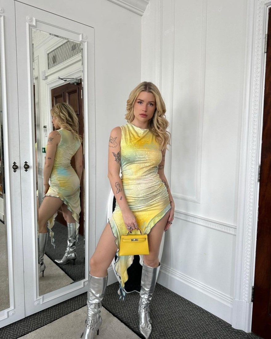 Λότι Μος: Δείχνει με υπερηφάνεια τα τατουάζ της